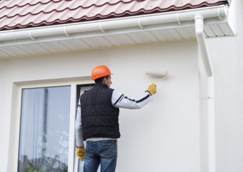 Tinta para áreas externas - homem pintando fachada de casa