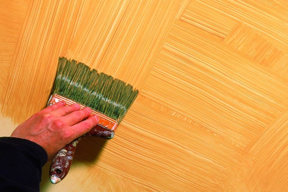 pintura que imita madeira - mão pintando parede
